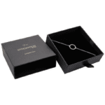 Stockholm ECO rotu kastīte rokassprādzei - melns iesaiņojuma kartons/melns putuplasts - Image 5